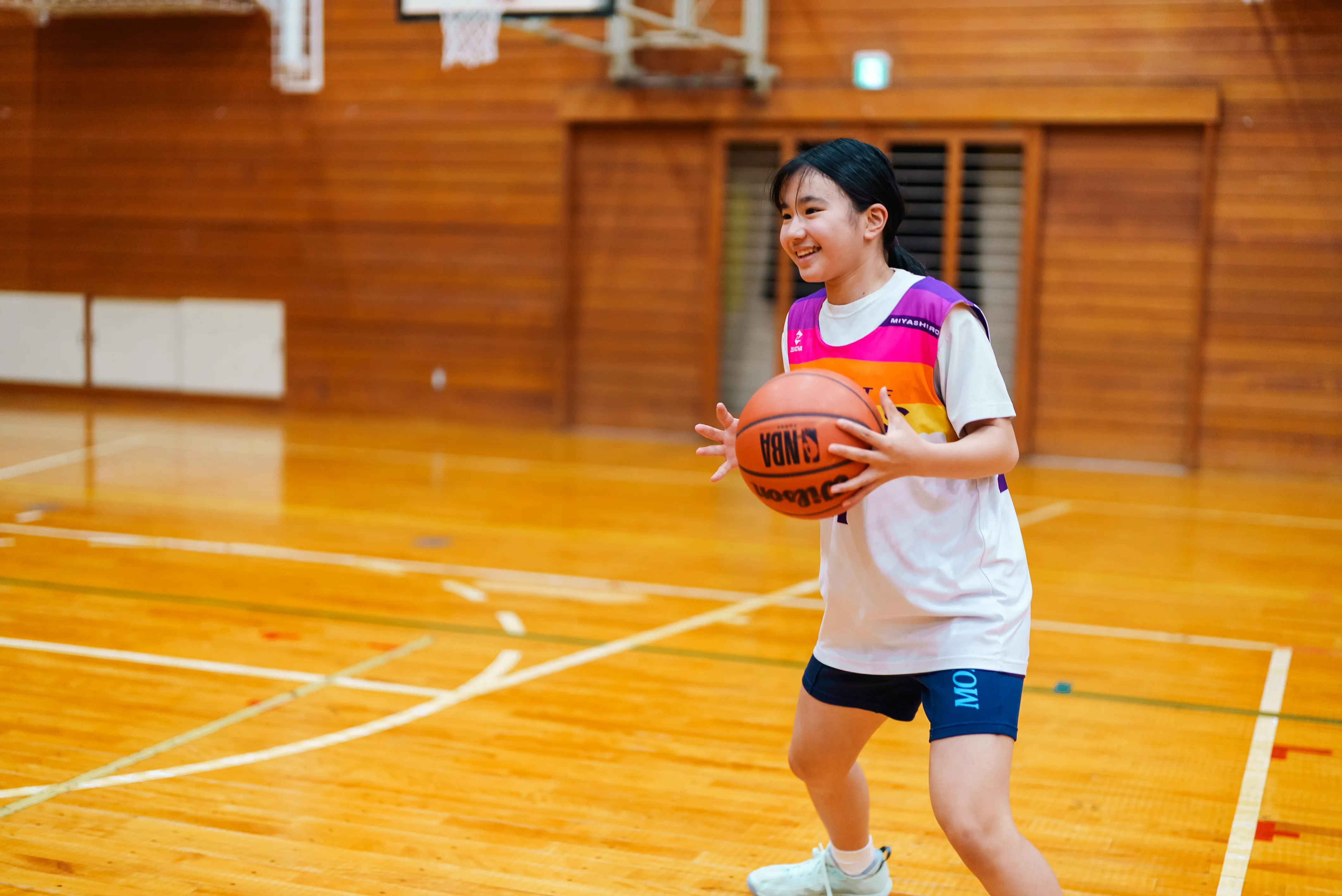 コートを走る選手