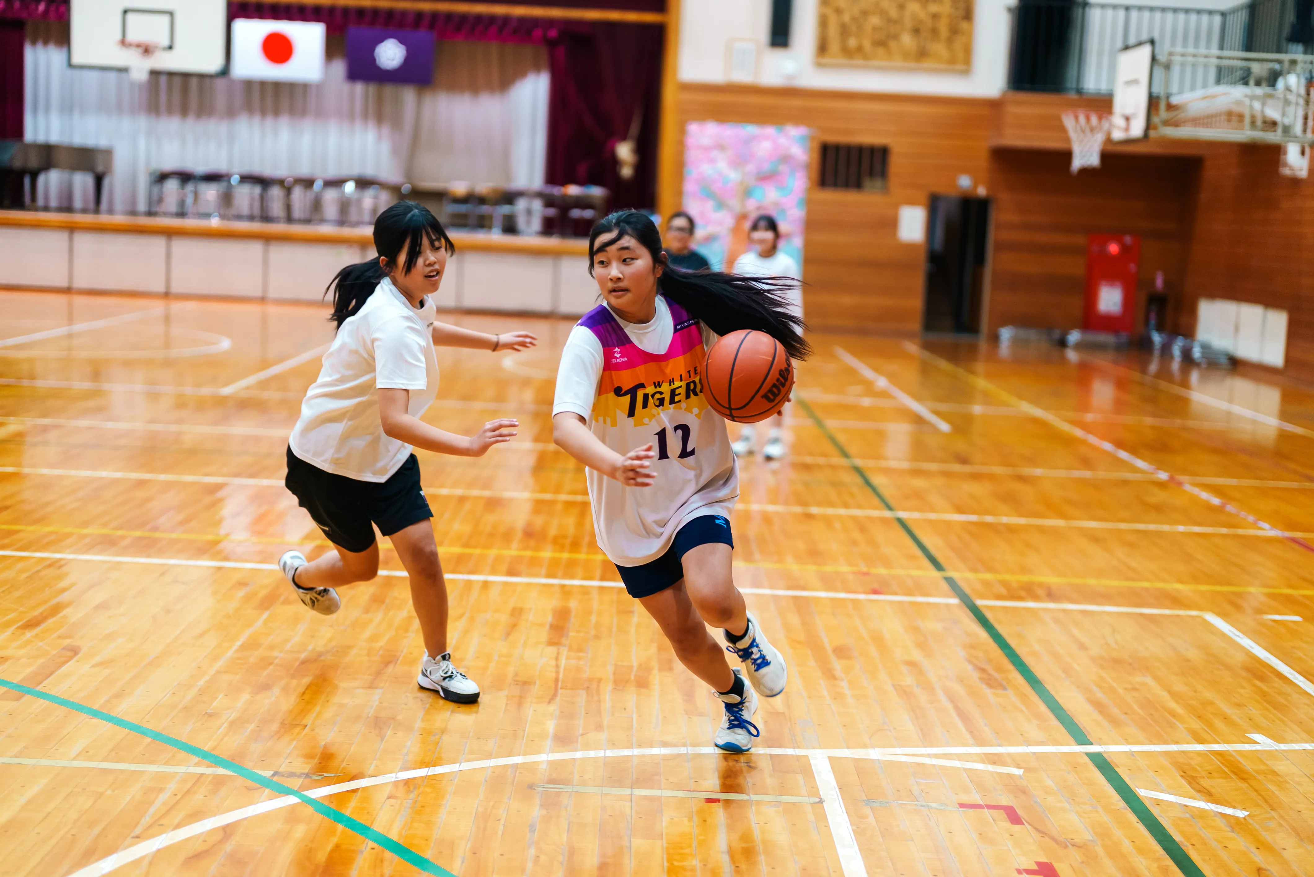 コートを見つめる集中した表情の選手
